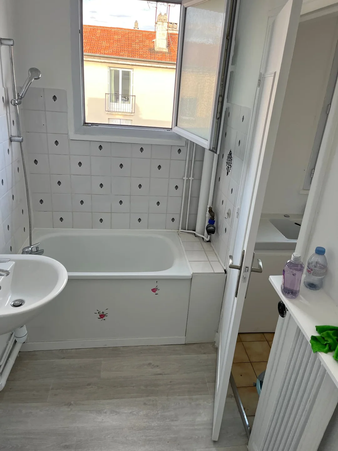 Salle de bain remise en état lors d’un nettoyage de fin de bail réalisé par CIGINET