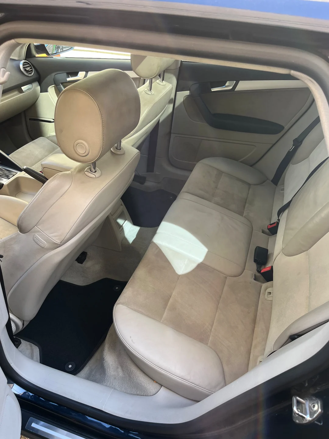 Banquette arrière et moquette d’une Audi A3 après nettoyage en profondeur par CIGINET