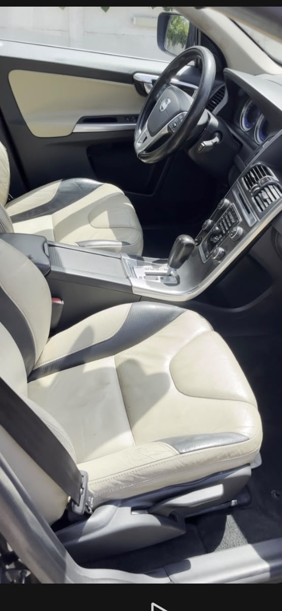 Intérieur de véhicule nettoyé par CIGINET — sièges cuir et console centrale