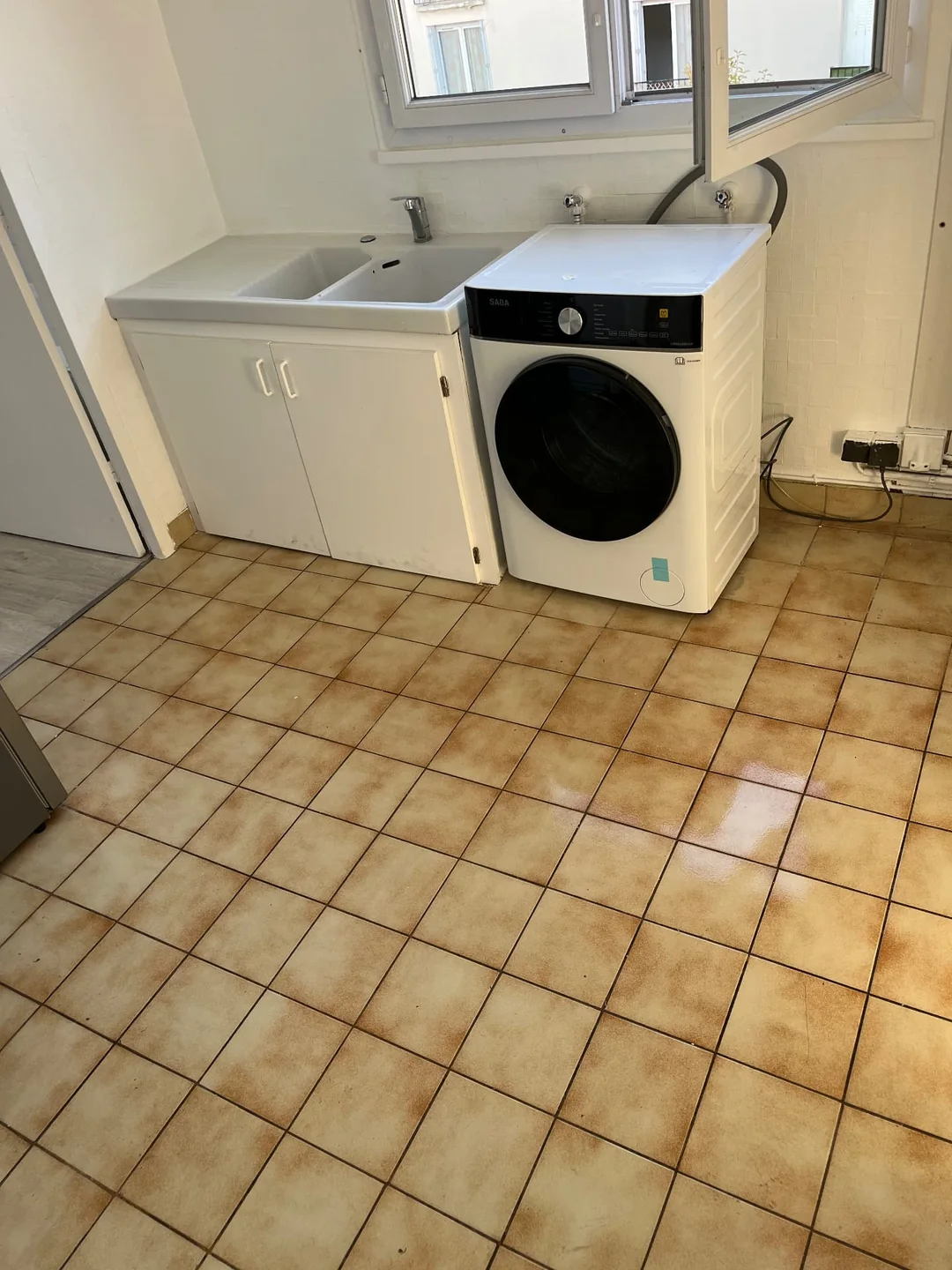Nettoyage de fin de bail d’une buanderie avec évier, lave-linge et sol remis en état par CIGINET