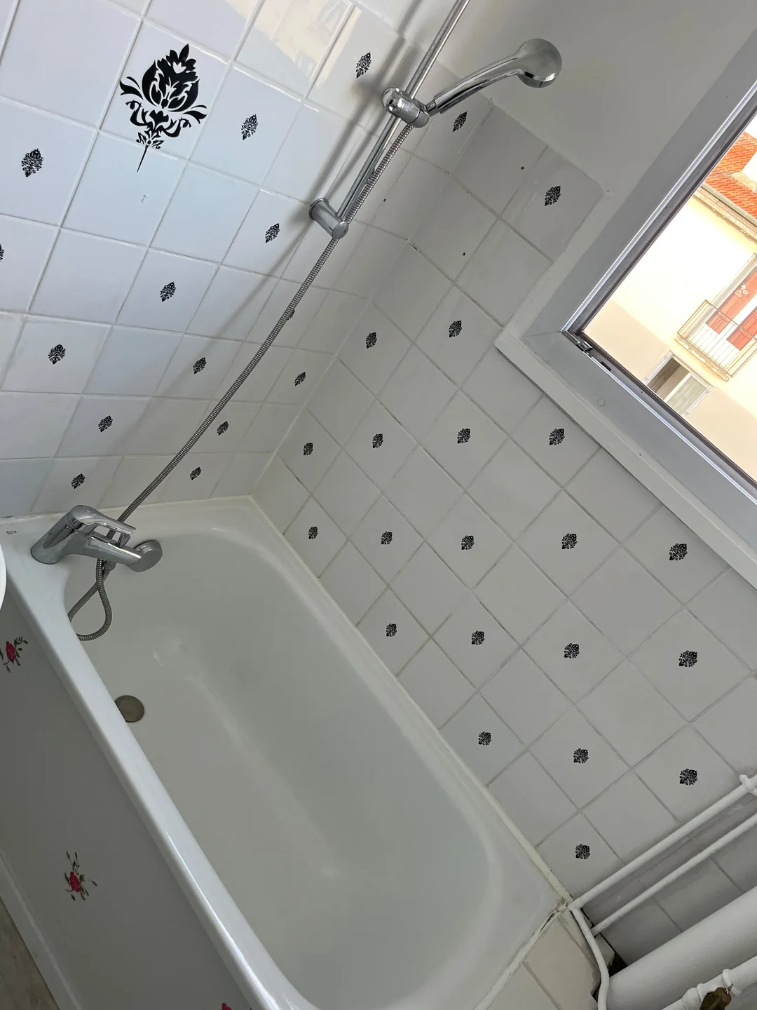 Nettoyage de fin de bail d’une baignoire, du carrelage et des équipements de salle de bain par CIGINET