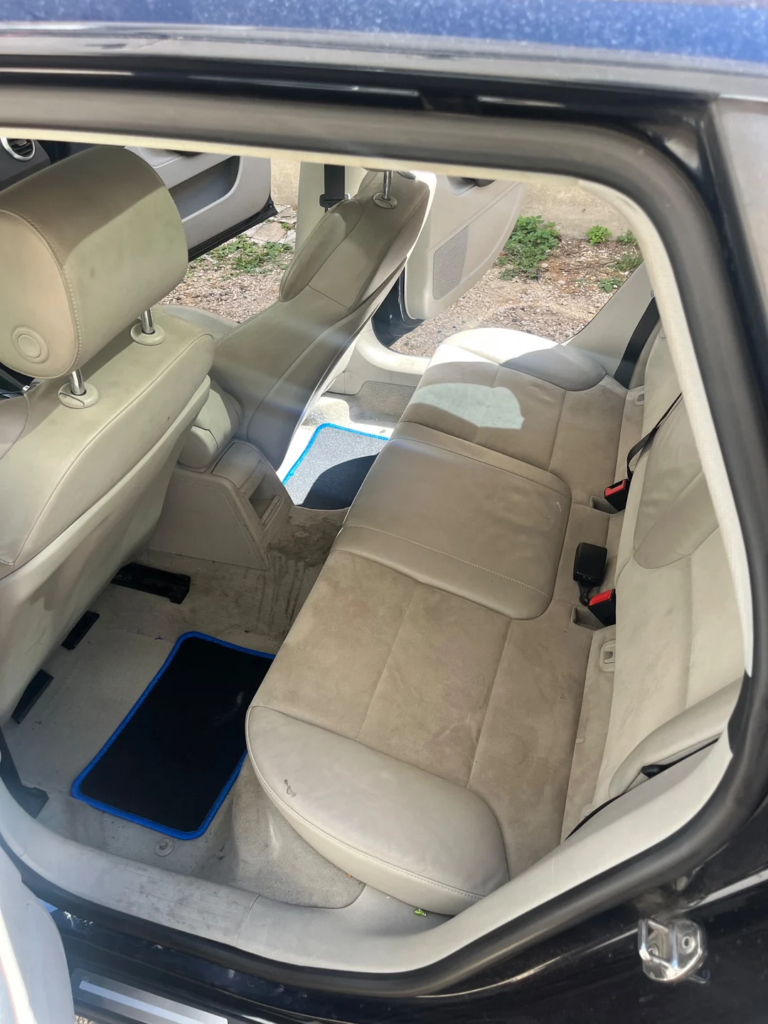 Banquette arrière et moquette d’une Audi A3 avant nettoyage en profondeur par CIGINET