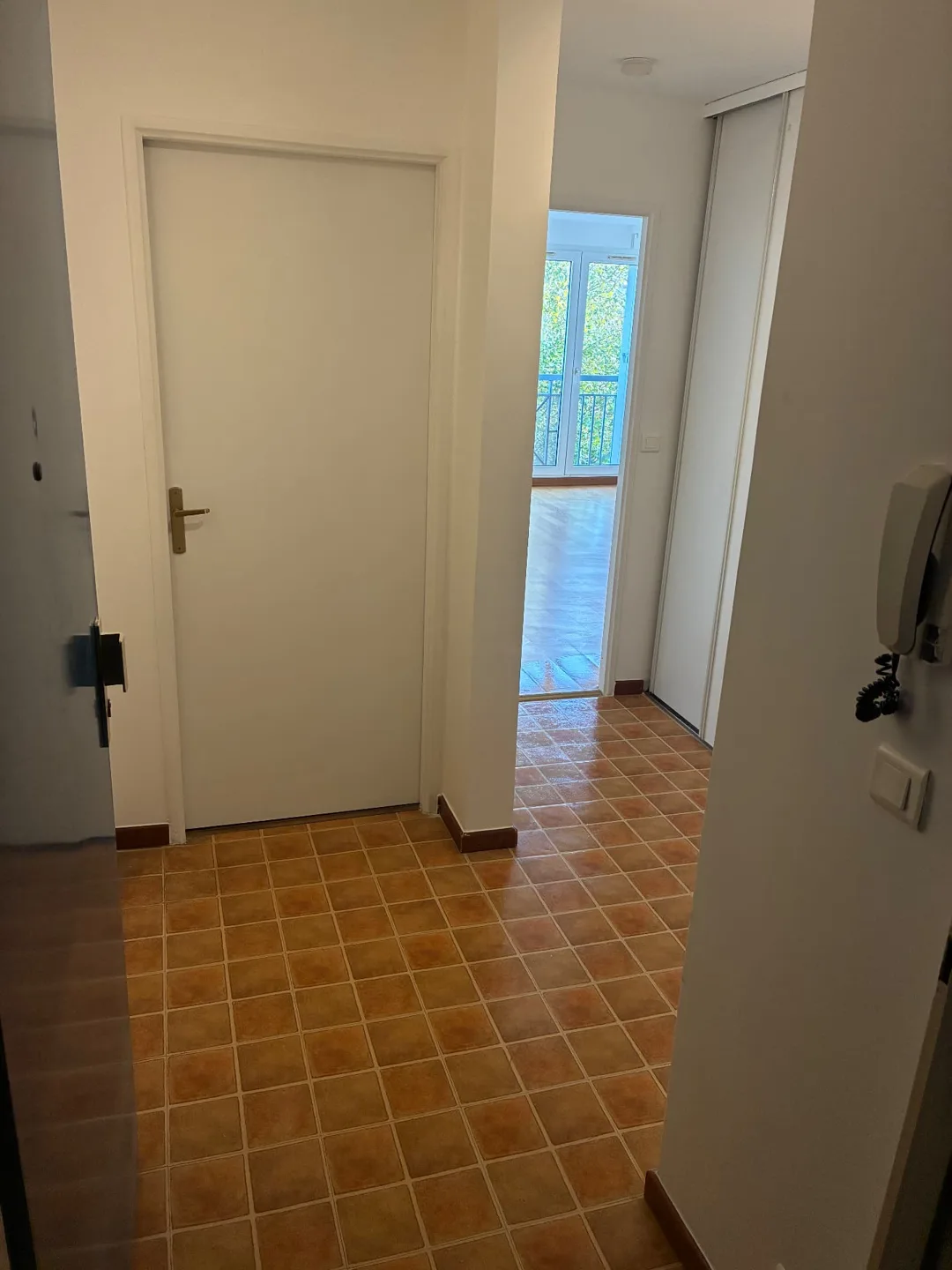 Couloir d'entrée propre avec carrelage nettoyé après un nettoyage de fin de bail – CIGINET